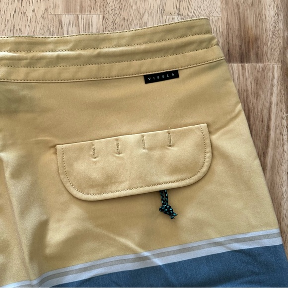 Vissla Free Lap 18.5” Boardshorts Mens Size 33 Yellow Striped Swim Trunks - Picture 7 of 7